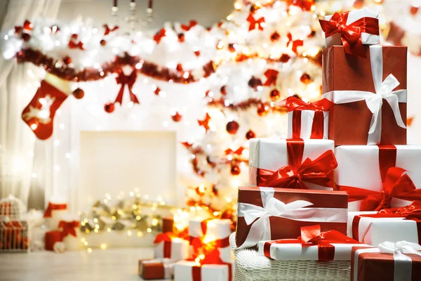 Regalo de Navidad Cajas de regalo, Árbol de Navidad en la habitación principal — Foto de Stock