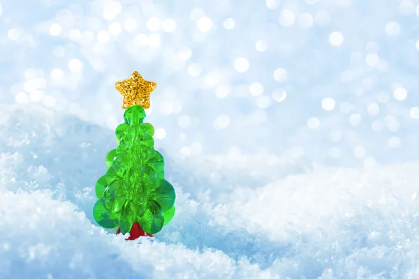 Árvore de Natal em flocos de neve luzes fundo, árvore de ano novo azul — Fotografia de Stock