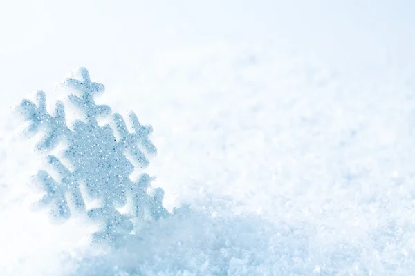 Floco de neve na neve, Blue Sparkles Snow Flake, Fundo de inverno abstrato — Fotografia de Stock