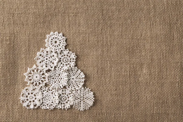 Аннотация Christmas Tree, Lace Embroid Snowflake, Burlap Snow Flake Background — стоковое фото