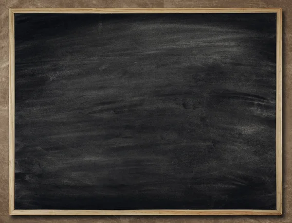 Blackboard arka planda ahşap çerçeve, boş kara tahta duvar — Stok fotoğraf
