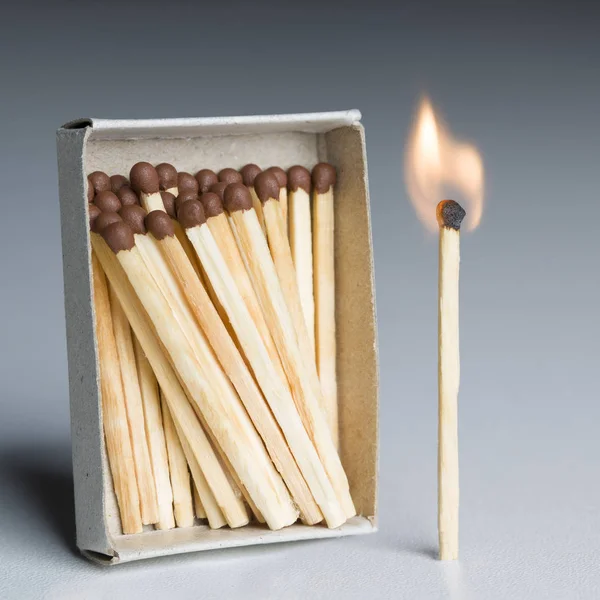Caja de fósforos y un fósforo en fuego, llama ardiente de fósforos —  Fotos de Stock