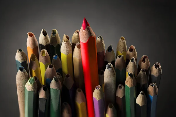 Ołówek inspirować koncepcja, ostry ciekawy pomysł w tłum używane rozbite ołówki Obraz Stockowy