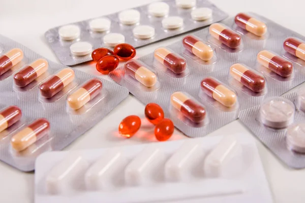 Pilulky, kapsle bílých Tablet a červenou pilulku, lékárna lékařství a zdravotnictví — Stock fotografie
