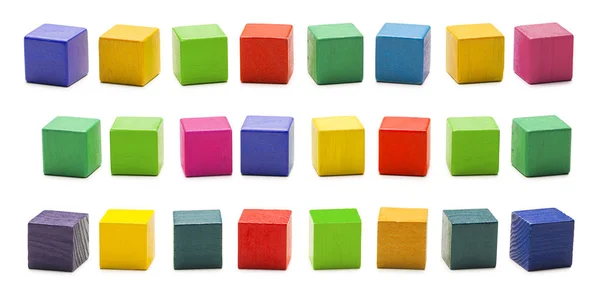 Cor Brinquedos de blocos de madeira, Tijolos de cubo de madeira multicoloridos em branco — Fotografia de Stock