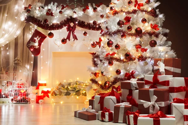 Χριστουγεννιάτικο δέντρο φώτα, σκηνή σαλόνι τζάκι Χριστούγεννα, διακοπές εσωτερικό Εικόνα Αρχείου