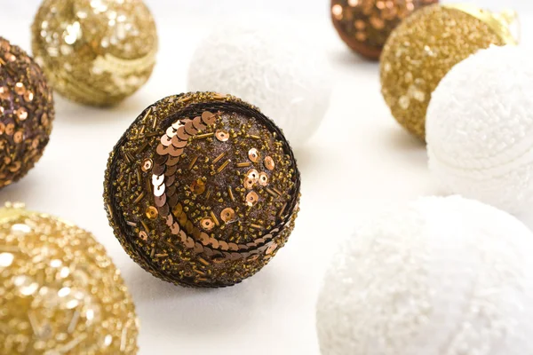 Karácsonyi dekoráció labdák, újévi barna dekoráció labdát — Stock Fotó