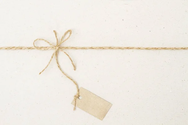 Étiquette en papier et arc de corde, Décoration de prix actuelle, ficelle de ficelle — Photo
