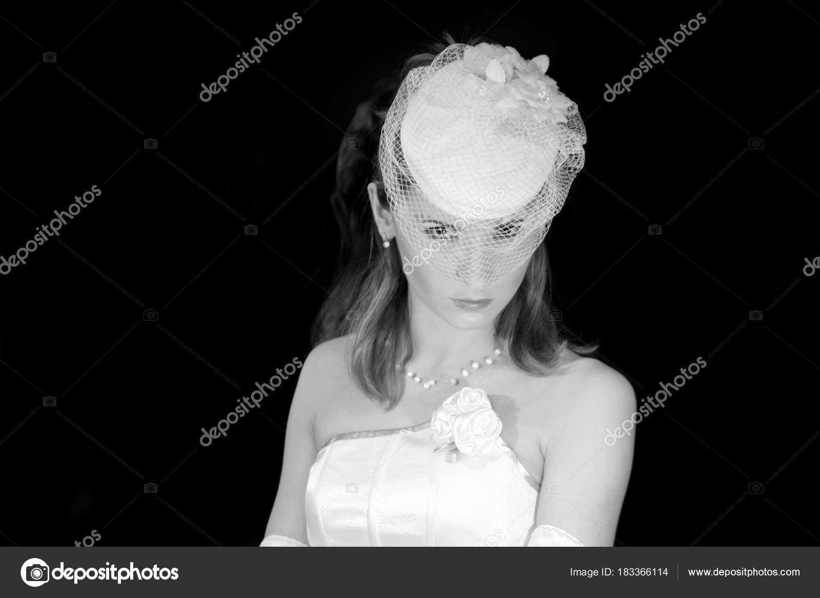 Novia en velo de sombrero de boda, retrato de moda nupcial, mujer hermosa —  Foto de stock #183366114 © vladimirs, image size:1600x1167