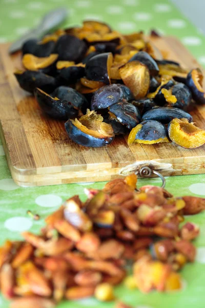 Prunes tranchées sur une planche de bois — Photo