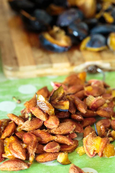 Prunes tranchées sur une planche de bois — Photo