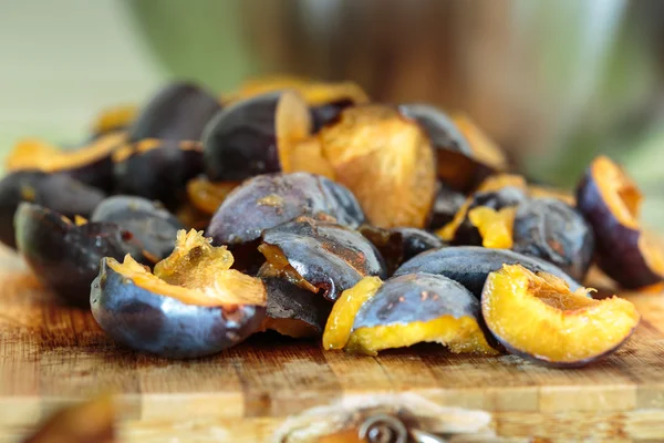 Plums sliced on a wooden board — Stock Photo, Image