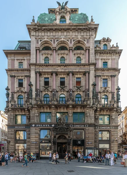 Stephansplatz plaza med turister — Stockfoto