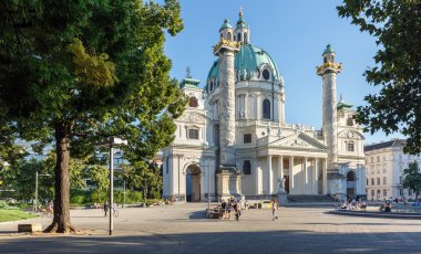 Borromeo'nun Kilisesi, Karlsplatz park
