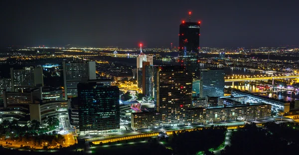 Viena de noche con luces de la ciudad — Foto de Stock