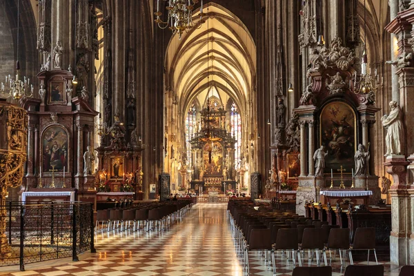 Katolsk kyrka interiör — Stockfoto