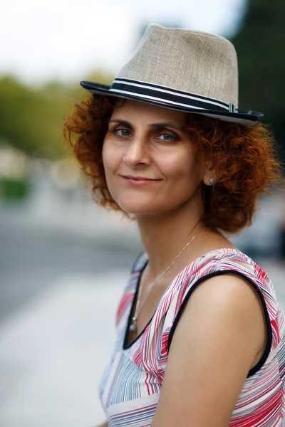 Vöröshajú nő kalapban — Stock Fotó