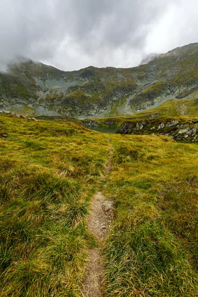 Hiking trail dağlara gidiyor — Stok fotoğraf