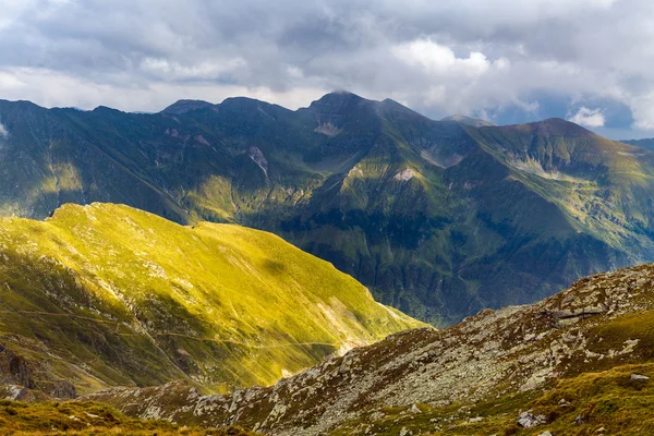 Paisagem com montanhas rochosas — Fotografia de Stock