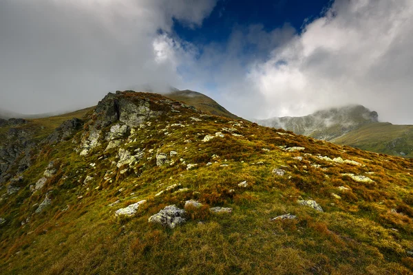 Landschaft mit felsigen Bergen — Stockfoto