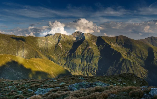 Paesaggio con montagne rocciose — Foto Stock