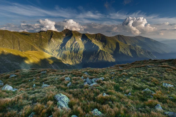 Paesaggio con montagne rocciose — Foto Stock