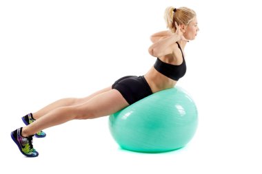 Fitness kız egzersiz jimnastik topu ile