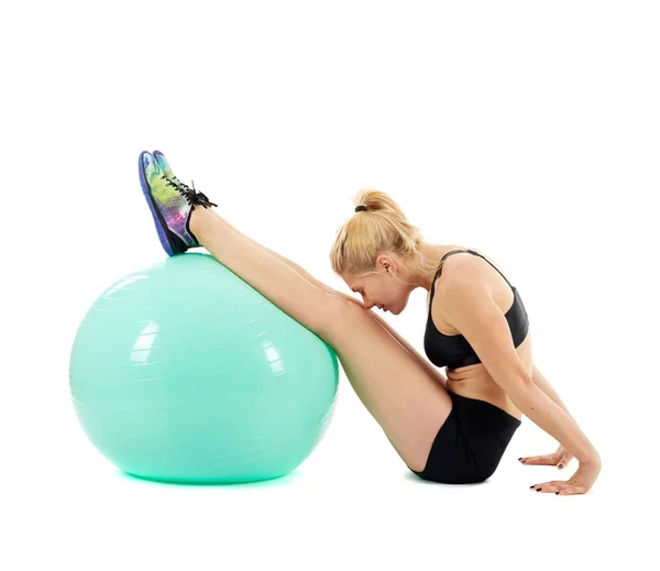 Fitness dívka pracuje s gym ball — Stock fotografie