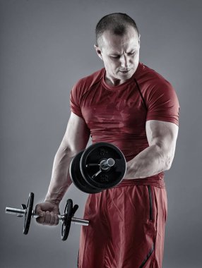 Pazı kıvırmak dumbbells ile yapan erkek