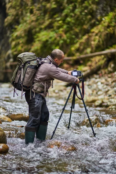 Nehri geçerken doğa fotoğrafçısı — Stok fotoğraf