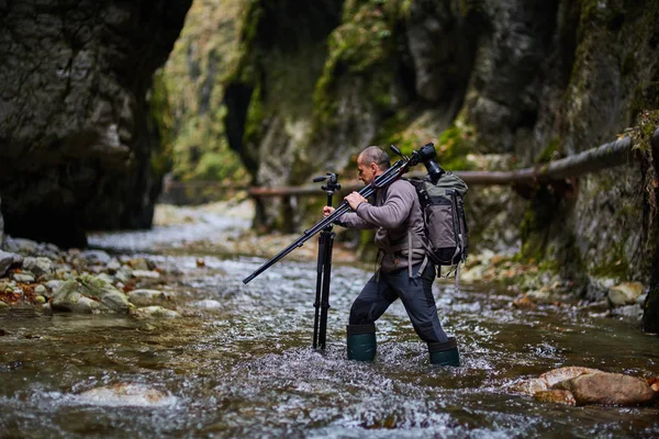 Fotógrafo natureza atravessando o rio — Fotografia de Stock