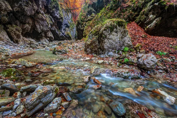 River flowing through  canyon — Stock Photo, Image