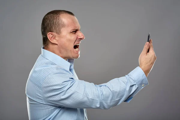 Homem gritando com seu celular — Fotografia de Stock