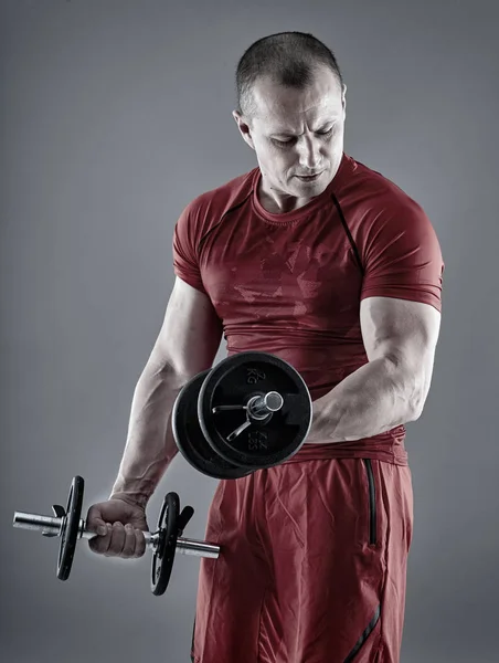 Člověk dělá biceps curl s činkami — Stock fotografie