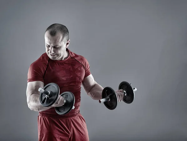 Člověk dělá biceps curl s činkami — Stock fotografie
