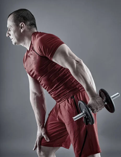 Homem da aptidão fazendo o exercício do tríceps — Fotografia de Stock