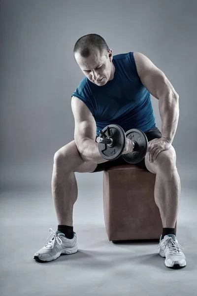 Člověk dělá biceps curl činka — Stock fotografie