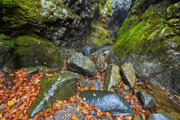 Canyon e un fiume tra montagne rocciose — Foto Stock