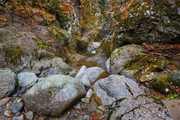 Schlucht und ein Fluss in felsigen Bergen — Stockfoto