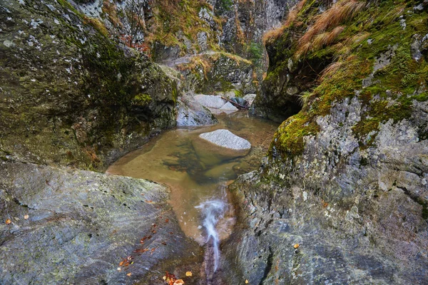 Canyon and a river in rocky mountains — Stock Photo, Image