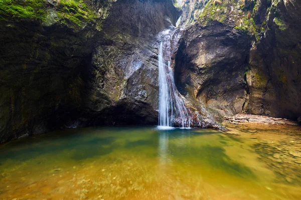 Cañón y una cascada en las montañas rocosas — Foto de Stock