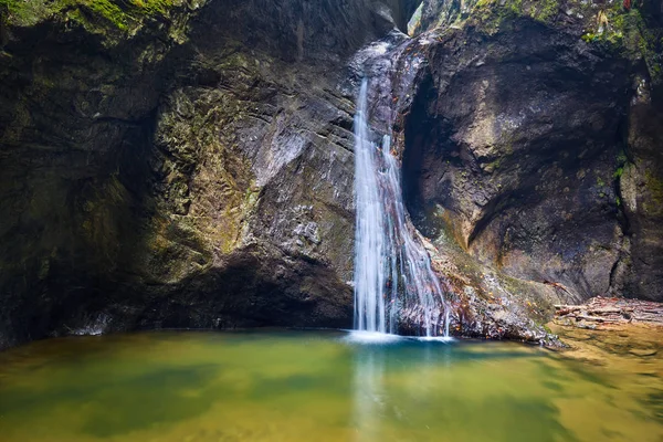 Canyon en een rivier in de rocky mountains — Stockfoto