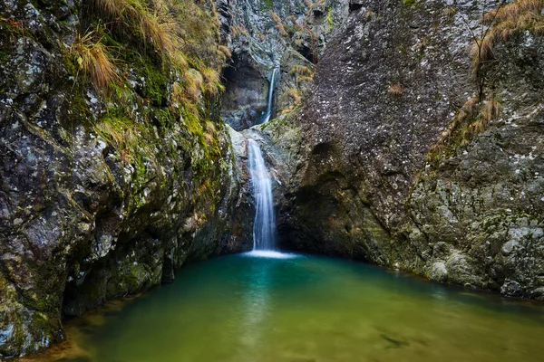 Canyon and a waterfall in rocky mountains — Stock Photo, Image