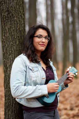 ormandaki kız oyun ukulele