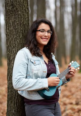 İspanyol kız oyun ukulele