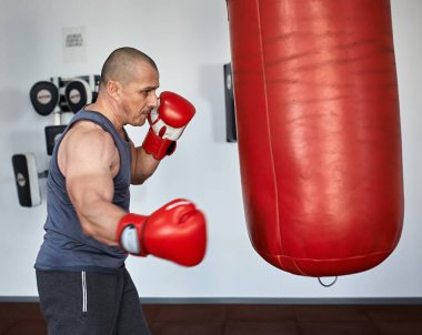punchbags üzerinde çalışan adam