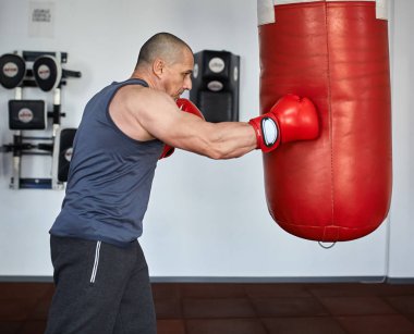 Spor salonunda erkek eğitimi.