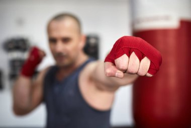 spor salonunda eğitim kişi
