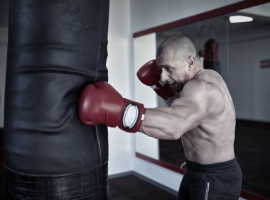 Spor salonunda eğitim Kickbox avcı