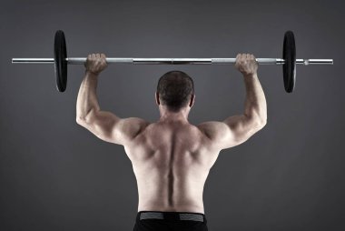 Omuz egzersiz halter ile